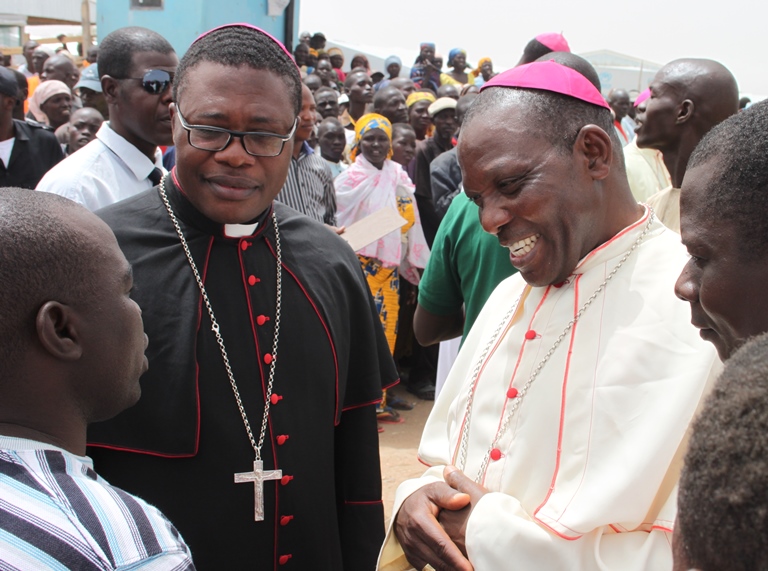 Bishop Bruno Ateba Edo (l) and Bishop Liver Dashe Doeme of M