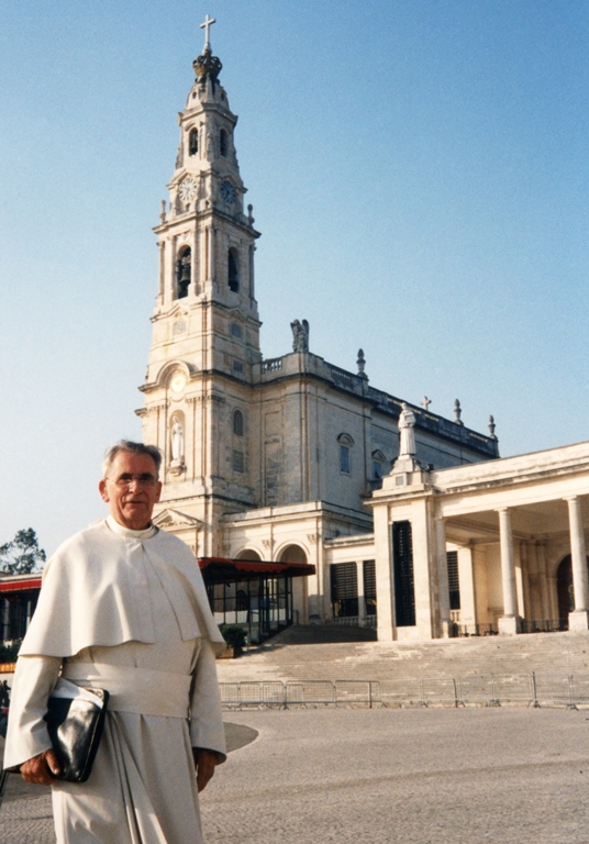 Father van Straaten at Fatima.2.jpg