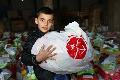Giving_Iraqi_refugee_with_ACN_Supplies CP